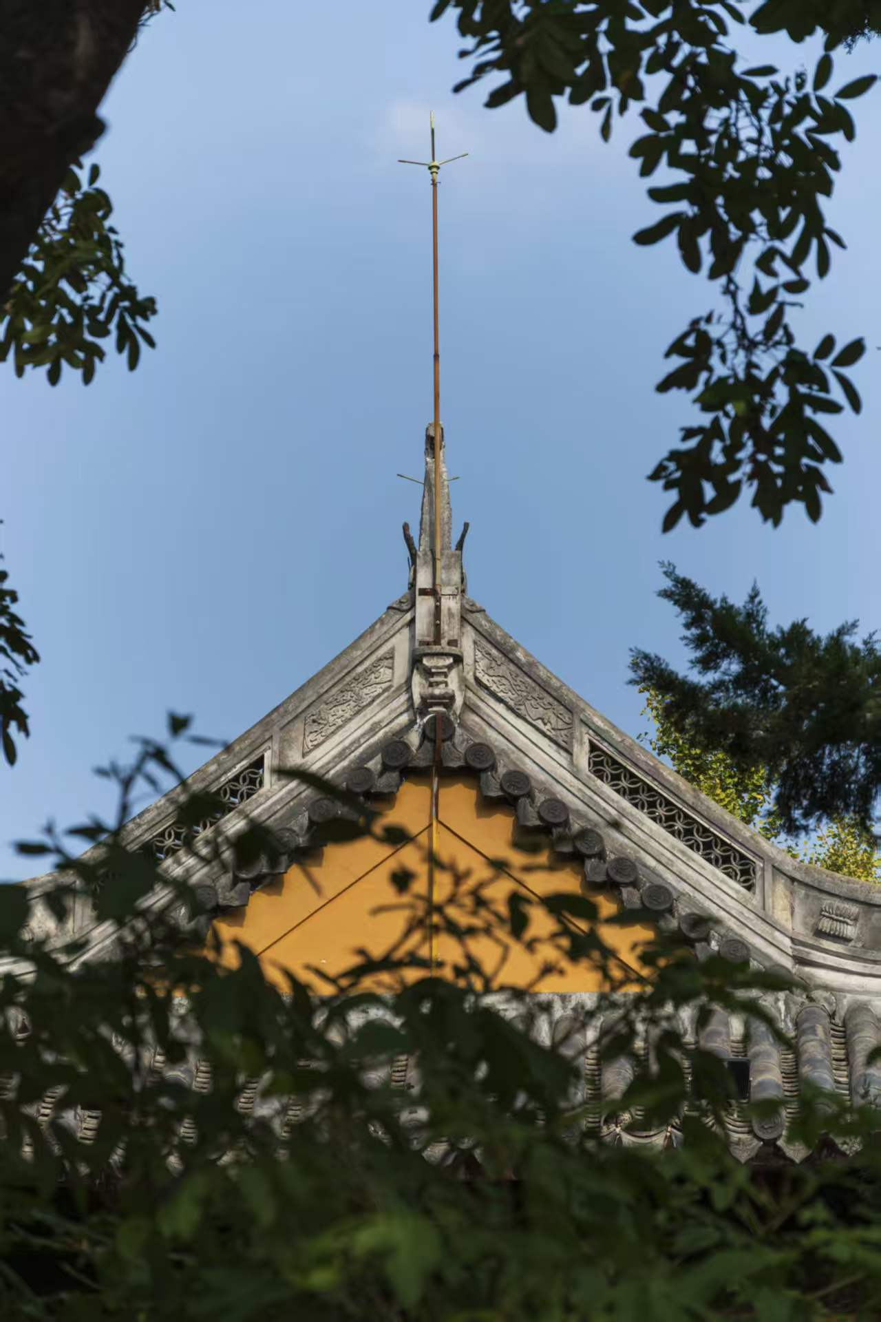 上海龙华半日到一日：寺塔、塔影、烈士馆与震旦